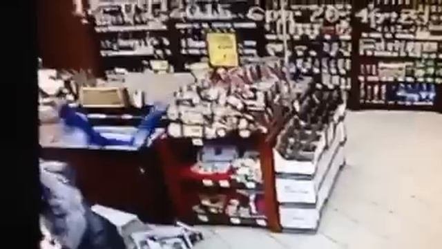 ДЕВУШКА НЫРНУЛА ВНИЗ ГОЛОВОЙ В ХОЛОДИЛЬНИК И НАЧАЛА ДРЫГАТЬ НОЖКАМИ!!!