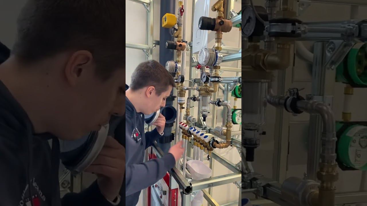 Чтобы добраться до стояков канализации и воды больше не нужно ломать плитку