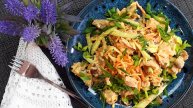 Рецепт Очень Вкусного Салата со Свежими Огурцами, Морковью и Копчёной Курочкой.