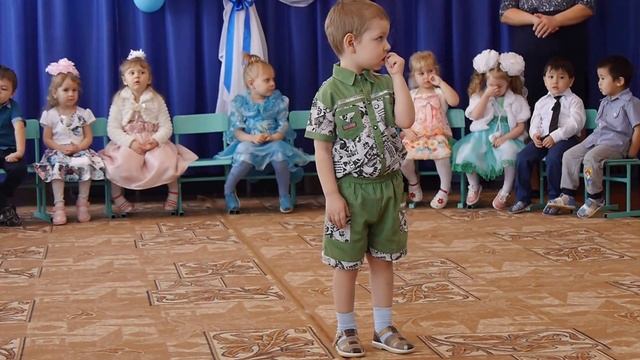 на утреннике в саду)) мальчик Олежка песню клево поет, теперь сама хожу пою))