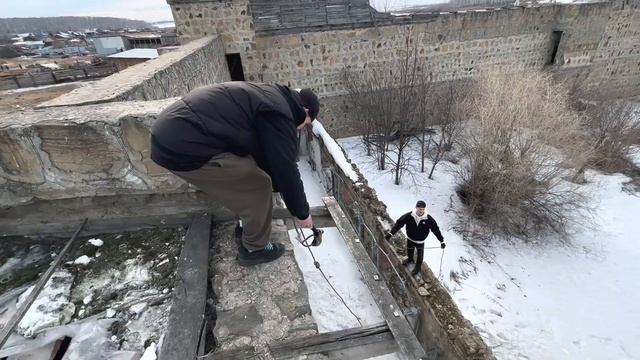 ЗАСТРЯЛИ В ЗАБРОШЕННОМ ЗАМКЕ !  ПОБЕГ