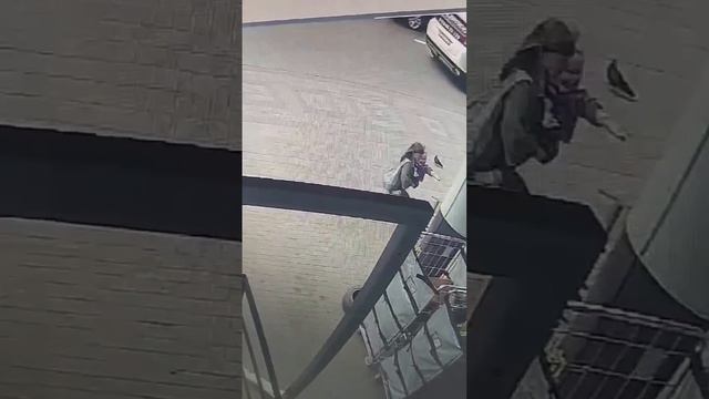 В Краснодаре женщина подкинула маленького ребенка в супермаркет и сбежала.