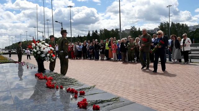 Возложение цветов в преддверии Дня памяти и скорби к памятным местам боевой славы Зеленограда.