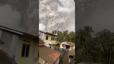 ‼️🌋Вулкан Руанг выбросил столб дыма и вулканического пепла на высоту более 20 км, Индонезия