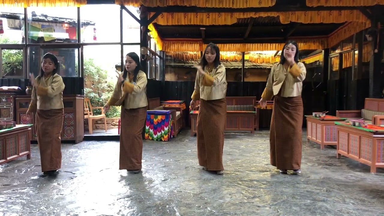 Путешествие по Бутану. Народный танец девушек