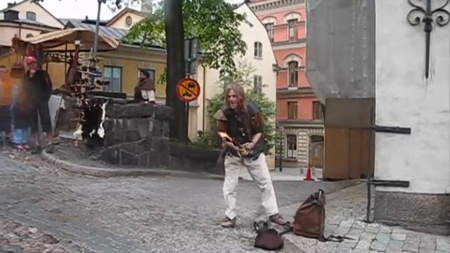 Уличный жонглер жжет!!!
