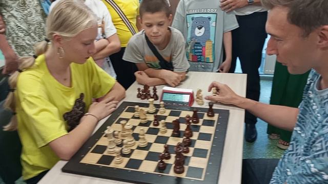 Шахматная партия гроссмейстера Сергея Карякина с юной королевой шахмат Мариной Каменской