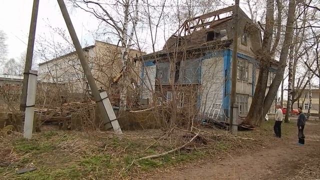 В Омутнинске разбирают последний расселенный дом
