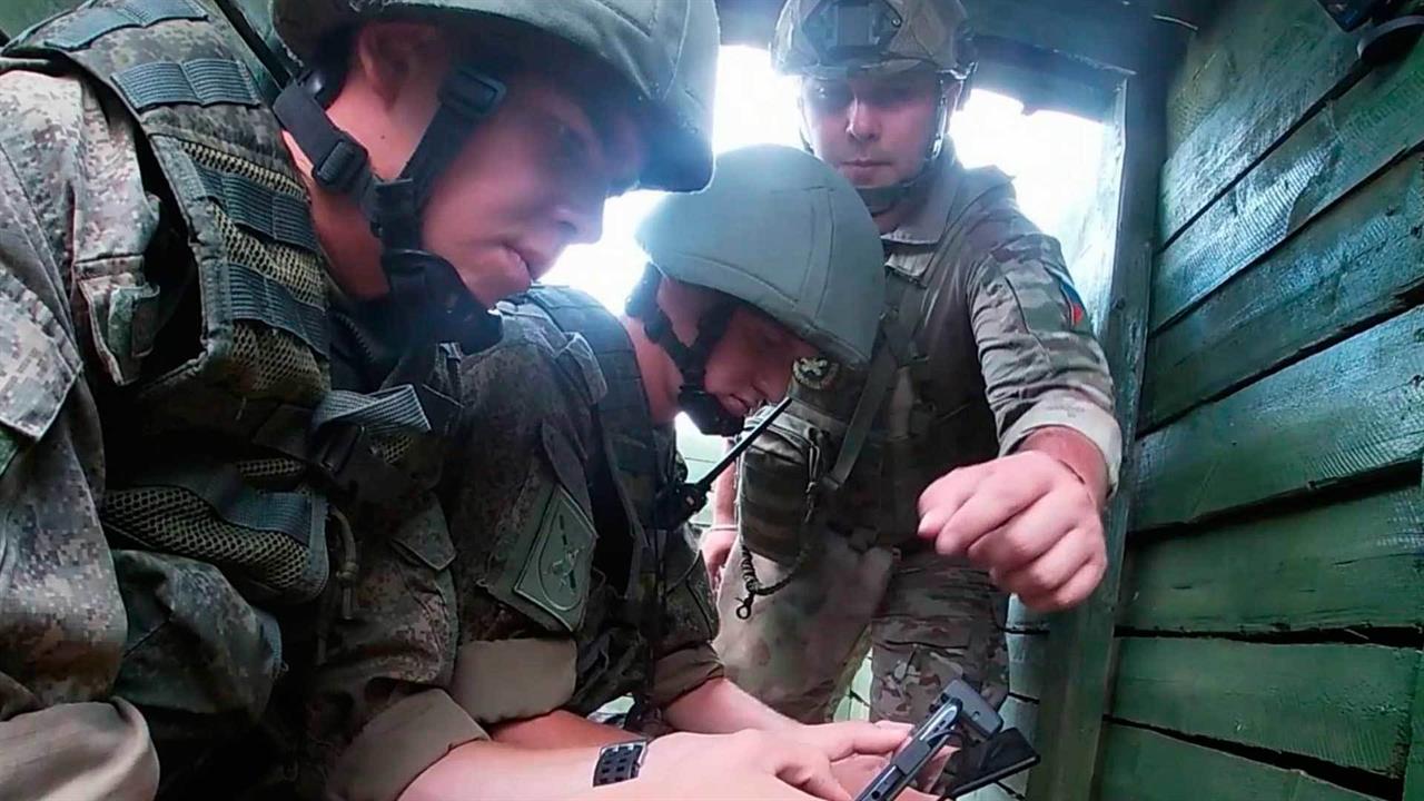 Опытные военнослужащие готовят новобранцев на всех военных полигонах страны