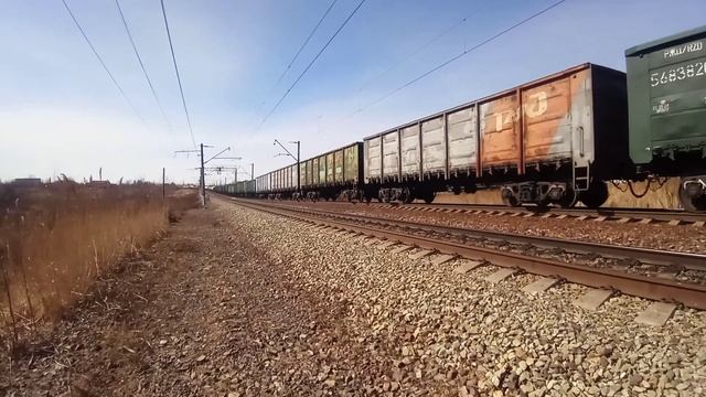 Система электровозов 2ЭС5К-187/186 "Ермак" с грузовым поездом.