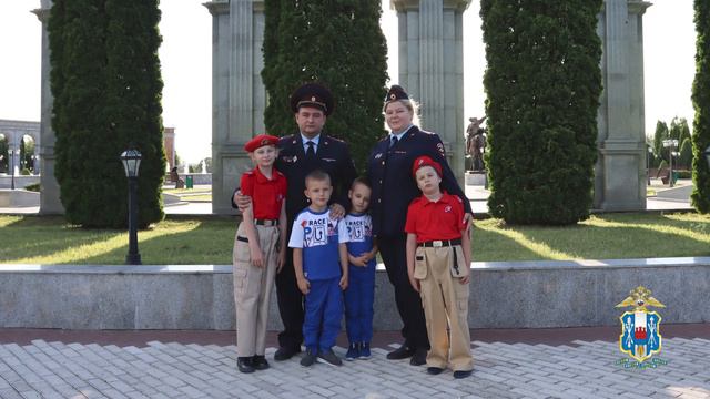 Между ними города: супруги-полицейские Петрик строят счастливую семью на расстояние.