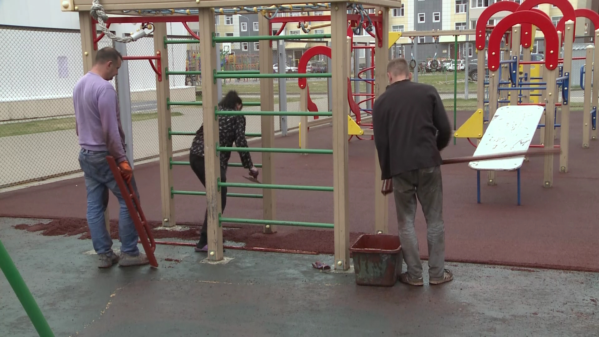 В Нефтеюганске на спортивных площадках меняют покрытие