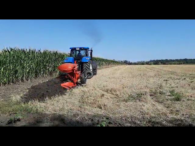 Вспашка земель, пахота оборотным плугом на тракторе New Holland T7060