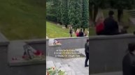 Жители Литвы принесли множество цветов к снесенному мемориалу на Антакальнисском кладбище в Вильнюсе