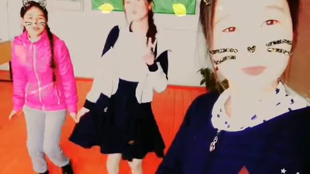 Красивые девушки танцуют  ♚♔♕