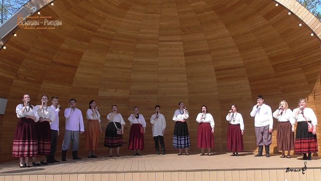 "Живи страна" - солистки Любовь Лопасова и Варвара Михайлова.