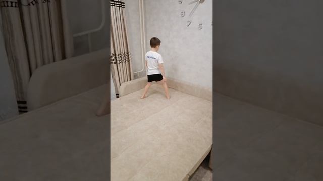 Кувырки и шпагат