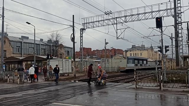 Электровоз ВЛ10У-906 (РЖД) с вагоном-дефектоскопом. Проезжает о.п. Удельная! В реальном времени!