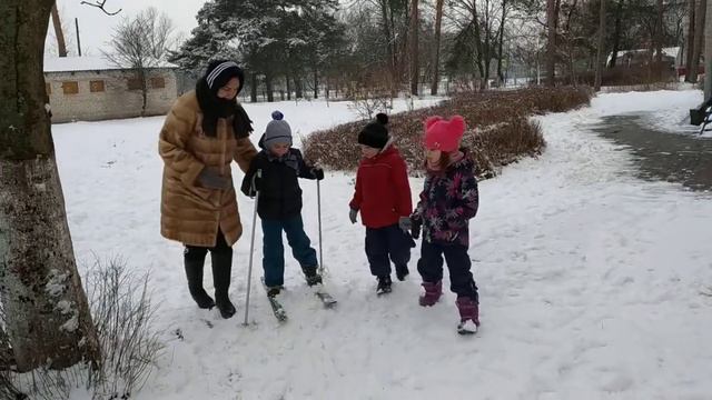 Любим зимой кататься на лыжах.(обучение ходьбе на лыжах)