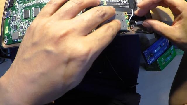 Acer ZG5のmemoryとSSD交換後の組み立てNO1