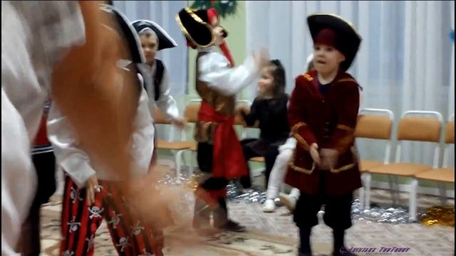 Самый зажигательный новогодний танец маленьких пиратов.  New Years dance of the little pirates.