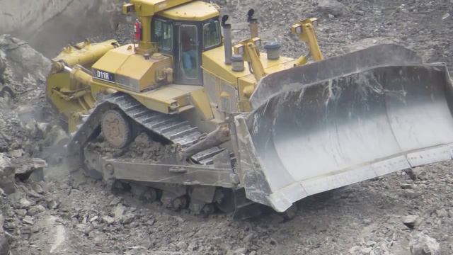 Caterpillar D11R рыхлит скалу