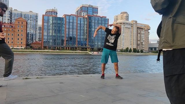 Танец в центре ЕКБ на набережной.