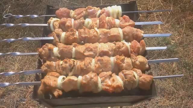 Шашлык возле дома. Skewers near the house