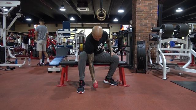 Концентрирано сгъване с дъмбел / Dumbbell concentration curl