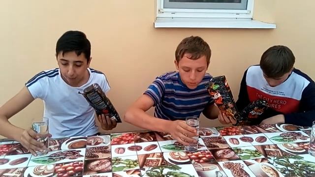 Кто быстрее съест пачку горьких чипсов челенж