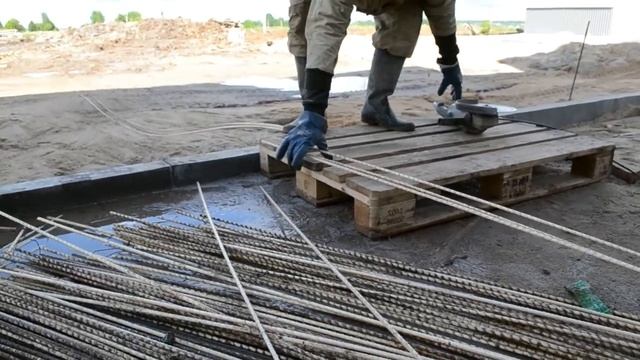 Нарезка стеклопластиковой арматуры болгаркой