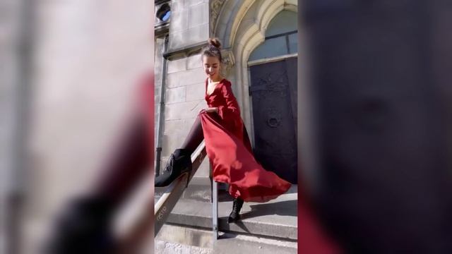 смотрительница часовни Вдов, Франция. скромное красное платье.