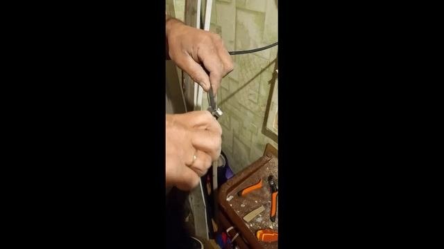 Как нужно пользоваться консервным ножом, показывает электрик.