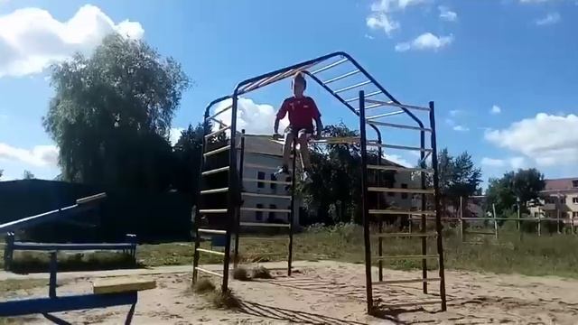 Делаю сальто и трюки на турнике