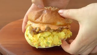 Яичный бутерброд с карамельным луком | Отличный рецепт для завтрака
