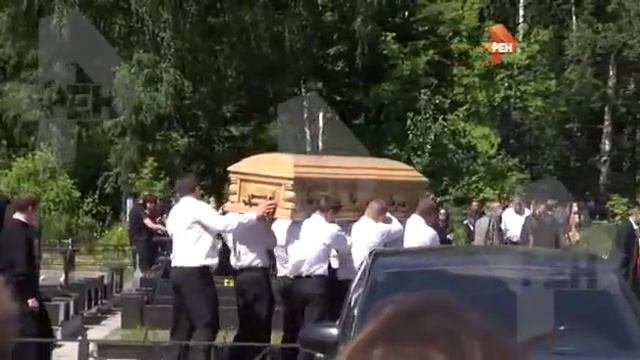Могила певицы Жанны Фриске утонула в цветах, 18 июня 2015