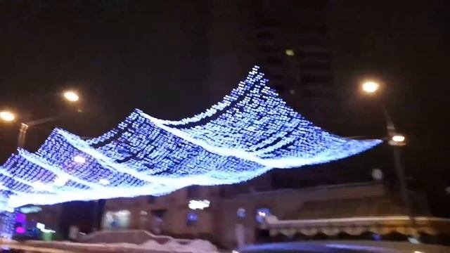 Город Клин. Ул. Гагарина Украшали 2ое суток 100 метров. 31 декабря 2016 год.