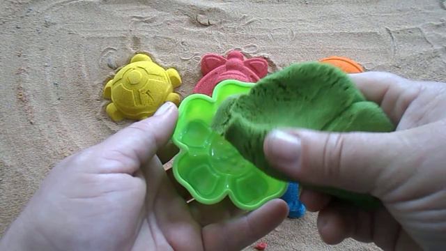 Учим цвета на английском Играем с кинетическим песком И формочками для песка