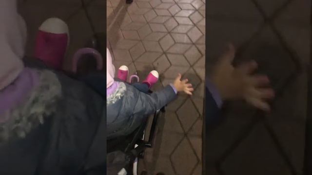 Вика поёт в коляске