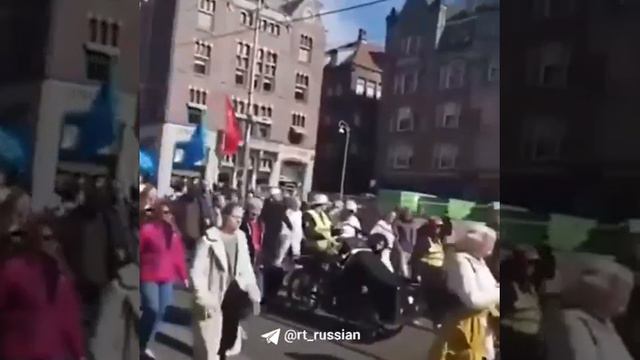 В Амстердаме прошла акция против поставок оружия Украине и за мир