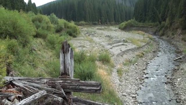 4х4 Строение называется "кляуза"-строилось для сплавления леса по реке 4x4