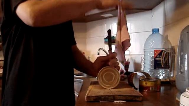 Как открыть консервную банку ножом
