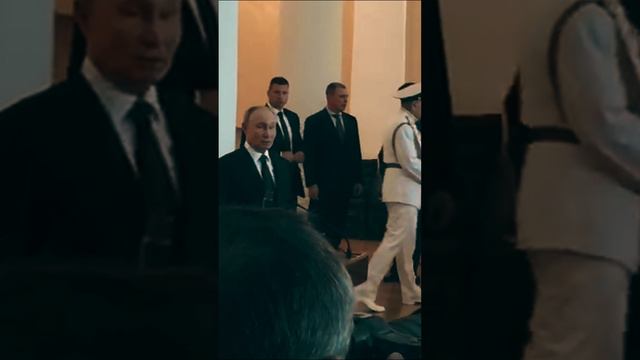 Путин и разбитый бокал: Как президент обернул инцидент в свою пользу