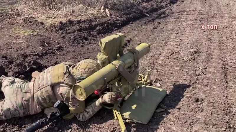 Расчет противотанкового ракетного комплекса «Фагот» группировки Запад долбанул по пулеметному гнезду
