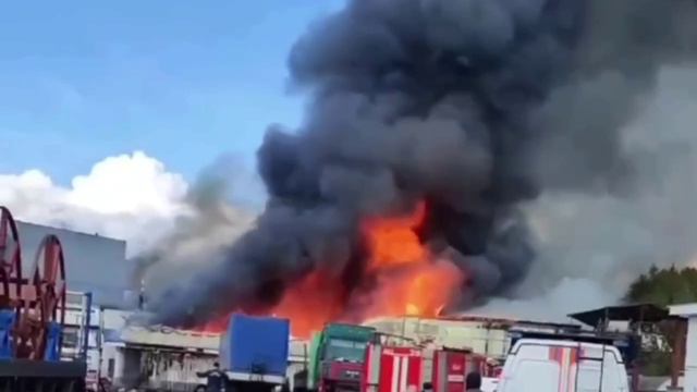 В Московской области сильный пожар площадью 2 500 м² на складе стройматериалов.