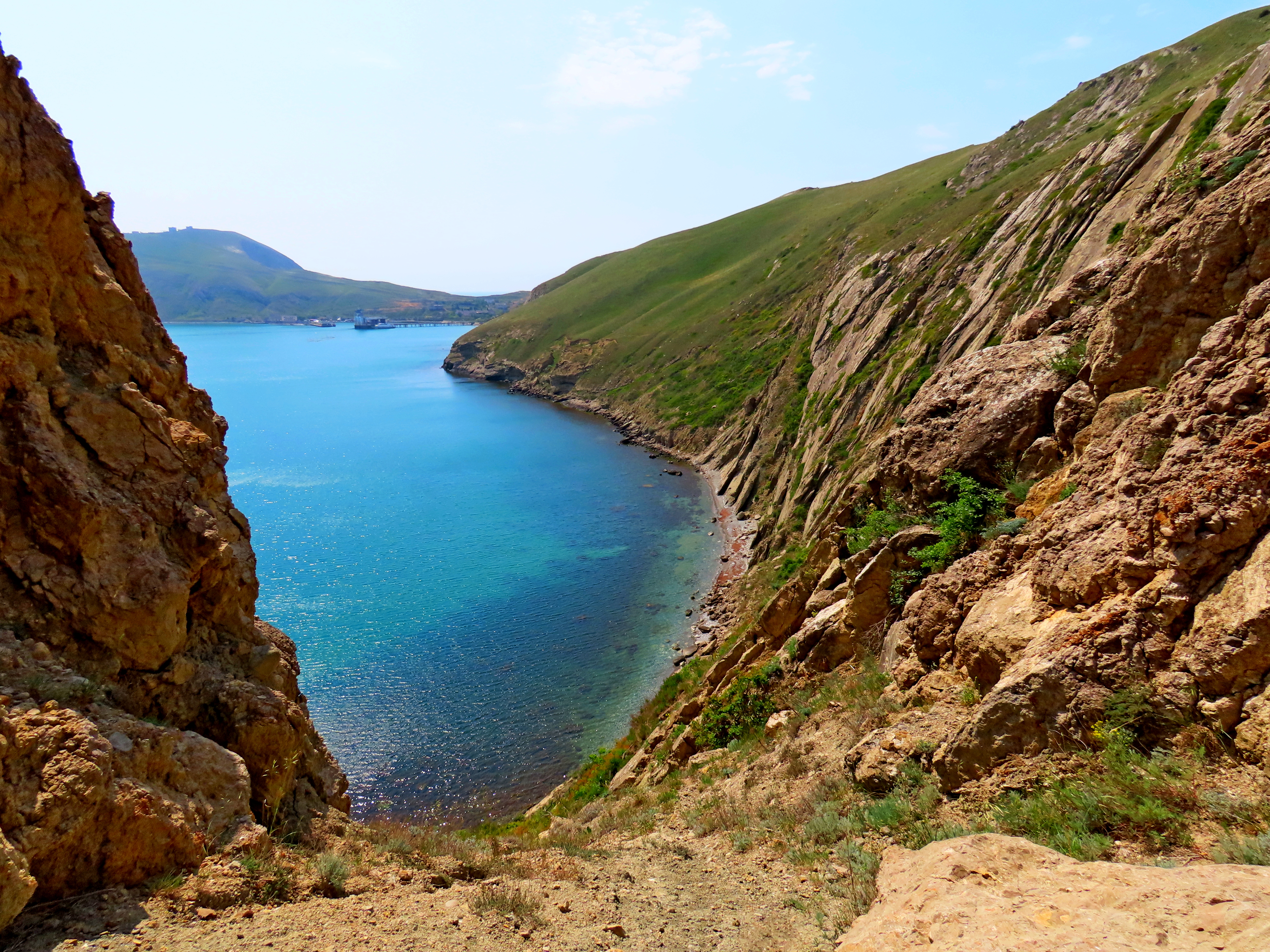 Вид на Двуякорную бухту с проема в скале Седло. Орджоникидзе.