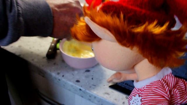 Омлет с гренками и песенка про прихватки