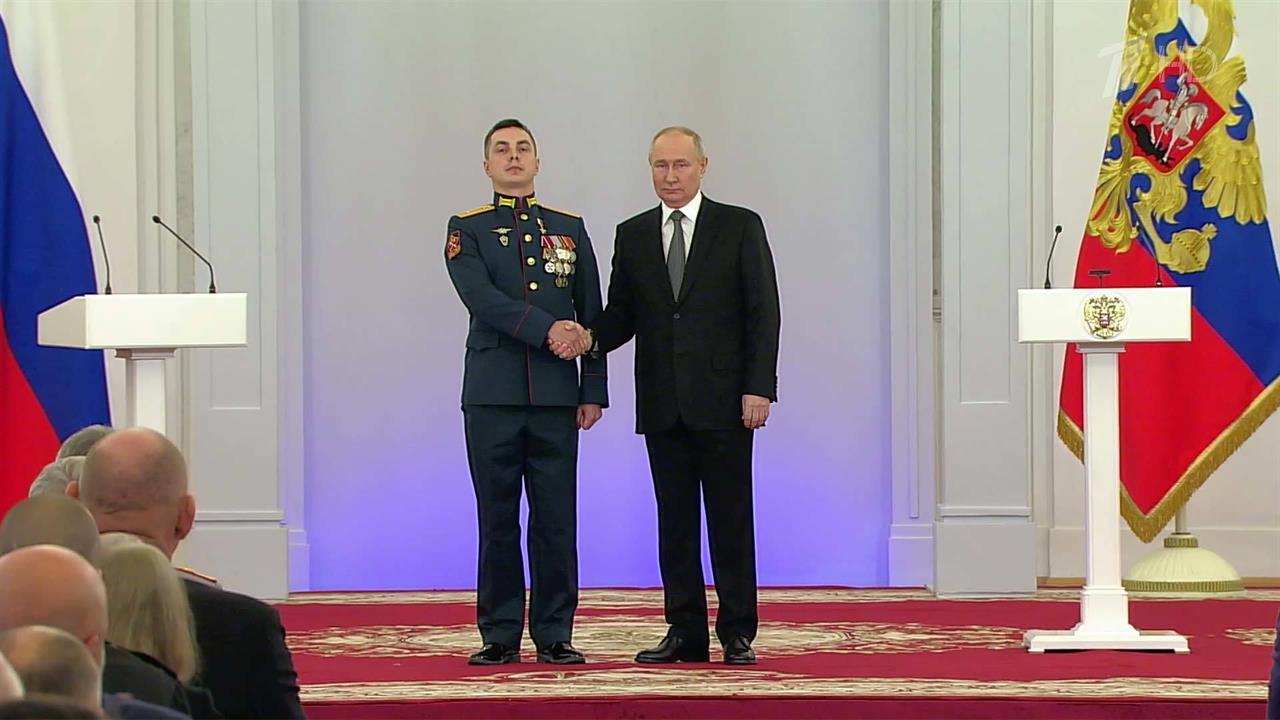 Владимир Путин в Кремле вручил награды бойцам особо отличившимся в зоне спецоперации