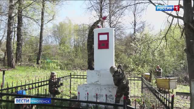 Смоленский сенатор провел субботник у памятника в деревне Лекезино