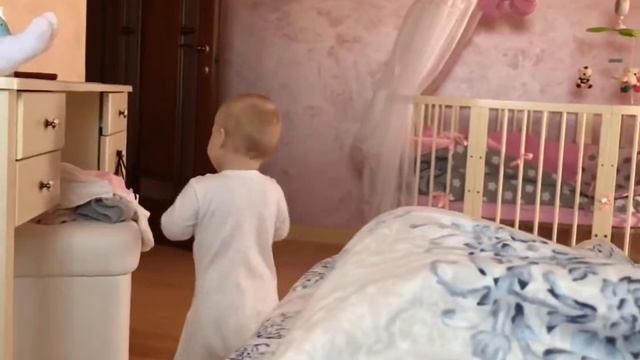 Ребёнку 1 год смешная малышка